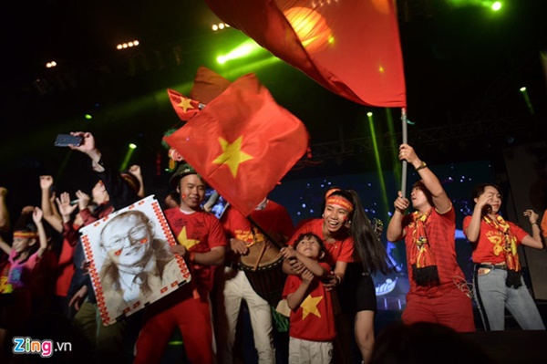 Người hâm mộ Việt Nam thở phào sau khi hòa Thái 0 - 0-17