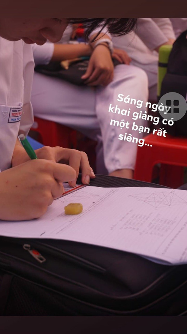 Chăm ngoan trên lớp chưa đủ, hội con ngoan trò giỏi còn mang cả sách vở, bài tập ra sân trường ngồi học trong ngày khai giảng-3