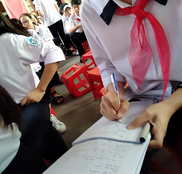 Chăm ngoan trên lớp chưa đủ, hội con ngoan trò giỏi còn mang cả sách vở, bài tập ra sân trường ngồi học trong ngày khai giảng-4