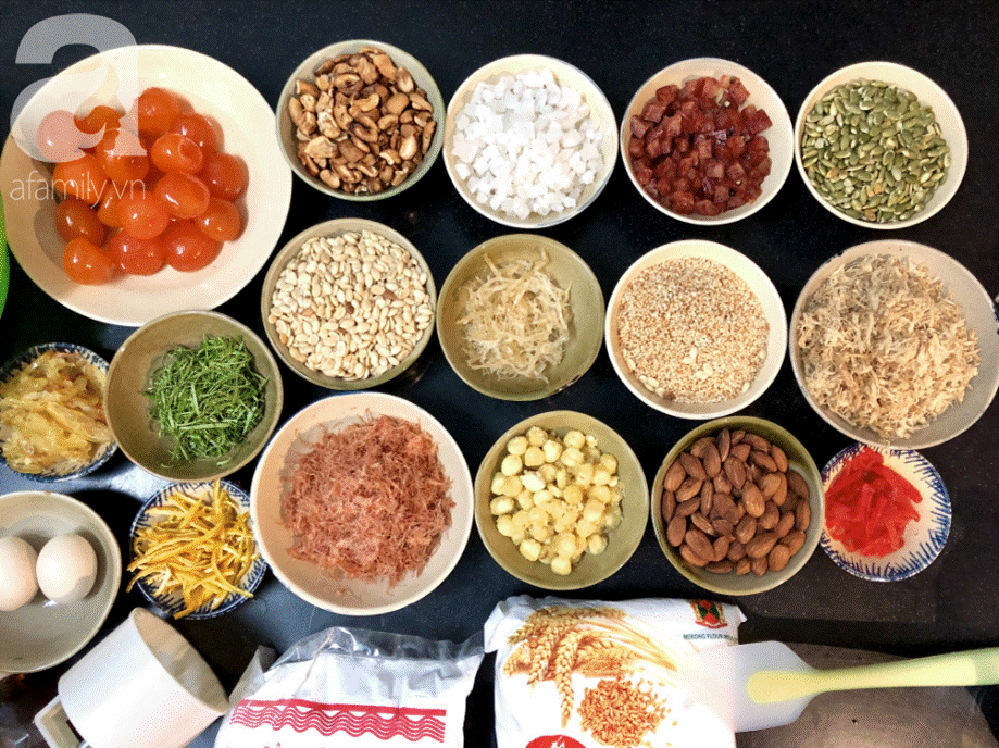 Chỉ dùng cát và bếp thông thường, mẹ đảm Nha Trang chỉ cách làm bánh Trung Thu truyền thống thơm ngon như nướng lò hiện đại-1