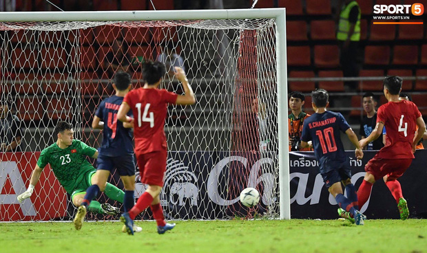 Tuấn Anh biểu cảm cực thốn trong tình huống Việt Nam suýt bị Thái Lan ghi bàn-7