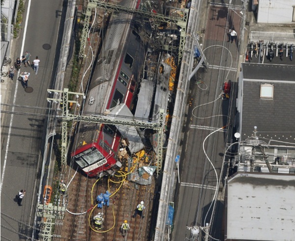 Hiện trường khủng khiếp vụ tàu cao tốc đâm nát xe tải ở Nhật Bản-3