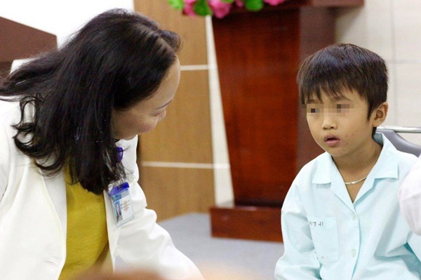 Bé trai bị thủng hoàn toàn màng nhĩ vì món đồ có trong hầu hết đồ chơi của trẻ-1