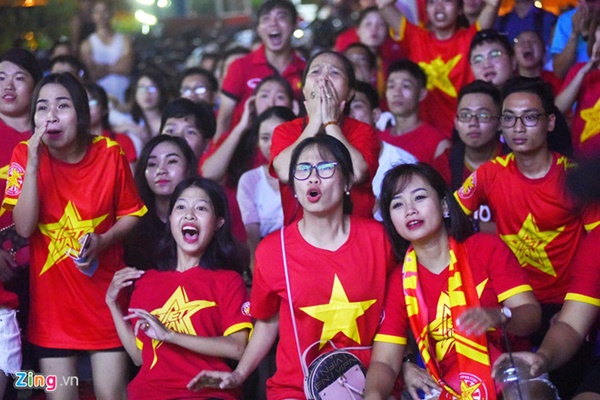 Người hâm mộ Việt Nam thở phào sau khi hòa Thái 0 - 0-2