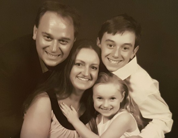 Câu chuyện đầy ám ảnh về một gia đình hoàn hảo đột ngột tan vỡ vì người chồng tự tử và bi kịch của những người đàn ông không dám khóc”-1