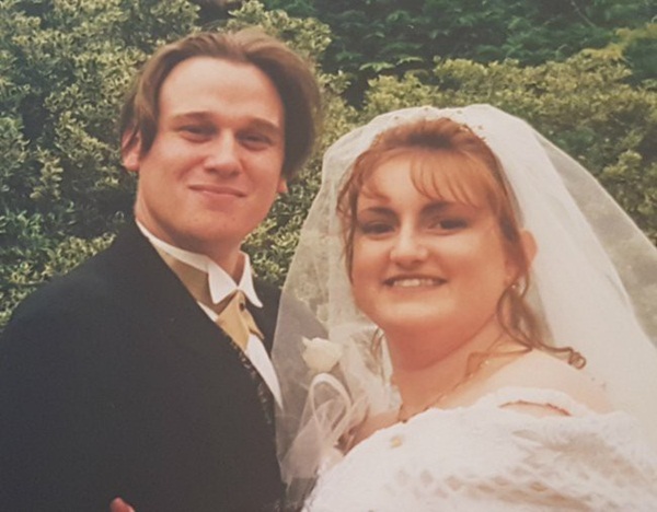 Câu chuyện đầy ám ảnh về một gia đình hoàn hảo đột ngột tan vỡ vì người chồng tự tử và bi kịch của những người đàn ông không dám khóc”-2