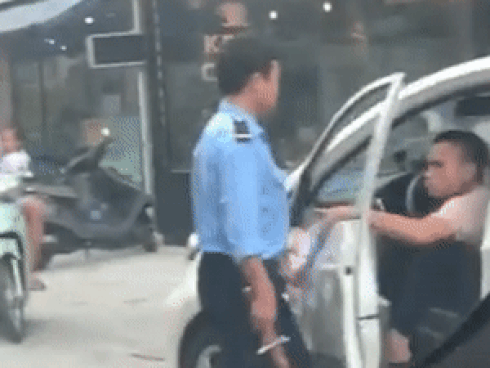 Tài xế taxi rút gậy dọa đánh bảo vệ vì không cho đỗ xe