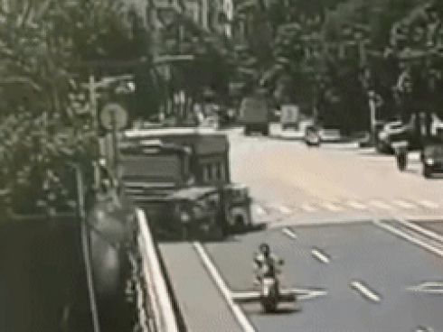 Tránh xe lam băng qua đường, xe tải lao thẳng xuống sông