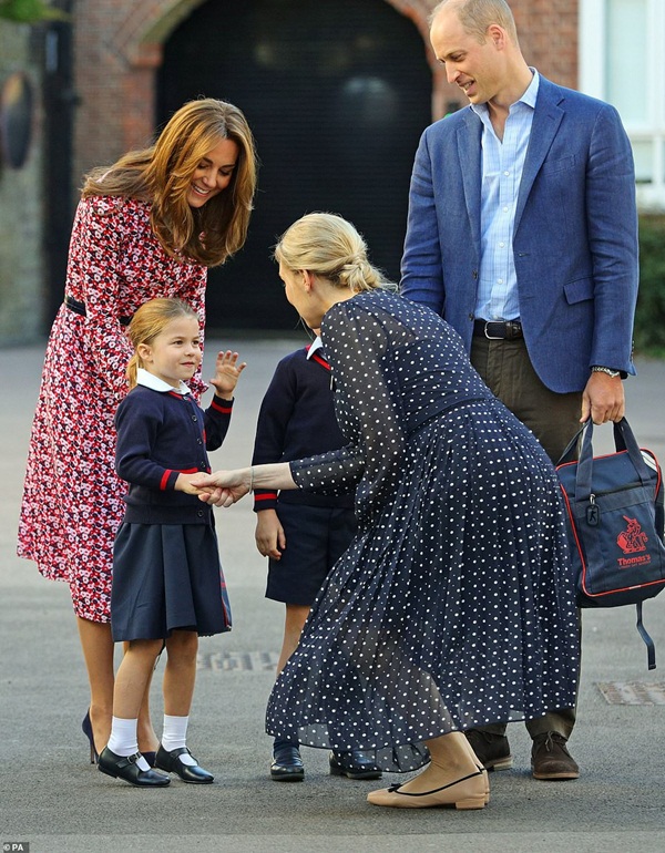 Một loạt khoảnh khắc bá đạo của Công chúa Charlotte trong ngày đầu tiên đến trường khiến ai cũng thích thú-1