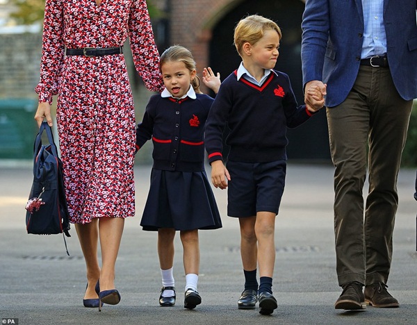 Một loạt khoảnh khắc bá đạo của Công chúa Charlotte trong ngày đầu tiên đến trường khiến ai cũng thích thú-2