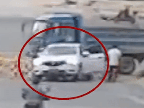 Bố không tắt động cơ, bé trai 6 tuổi lùi xe xuống hố