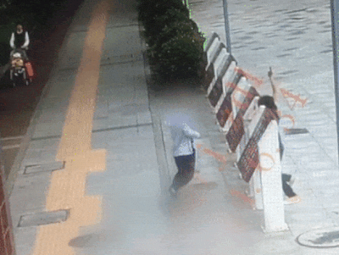 Cậu bé 10 tuổi đấm đá tới tấp vào mặt mẹ khiến ai cũng phẫn nộ, dường như mẹ dành mọi điều cho con nhưng không dạy lòng biết ơn-8