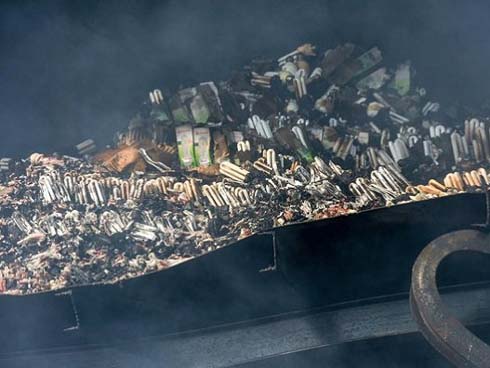 Nhói lòng câu hỏi của bé gái 11 tuổi mắc bệnh hiểm nghèo bên người cha liệt giường: Nếu không vay được tiền bố sẽ chết phải không mẹ?-10