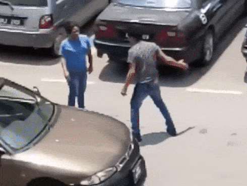 Clip: Cặp đôi dừng xe giữa đường để đánh nhau-1