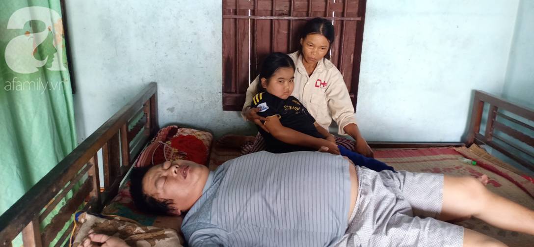 Nhói lòng câu hỏi của bé gái 11 tuổi mắc bệnh hiểm nghèo bên người cha liệt giường: Nếu không vay được tiền bố sẽ chết phải không mẹ?-1