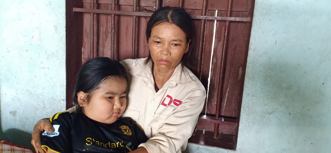 Nhói lòng câu hỏi của bé gái 11 tuổi mắc bệnh hiểm nghèo bên người cha liệt giường: Nếu không vay được tiền bố sẽ chết phải không mẹ?-5