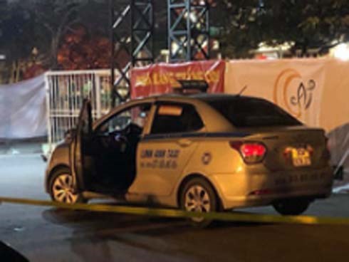 Khách đi taxi dí súng vào đầu tài xế để cướp xe