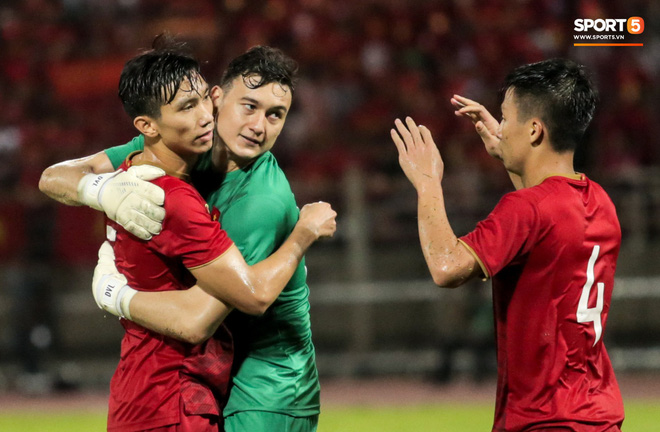 Công Phượng trò chuyện, nắm chặt tay Messi Thái Lan trước những cái nhìn kỳ lạ của đồng đội-12