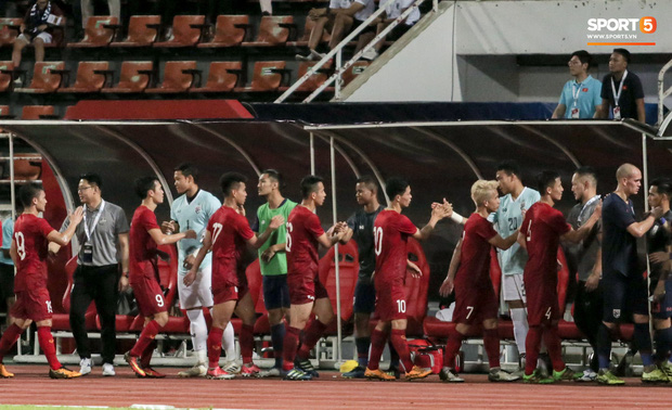 Công Phượng trò chuyện, nắm chặt tay Messi Thái Lan trước những cái nhìn kỳ lạ của đồng đội-1