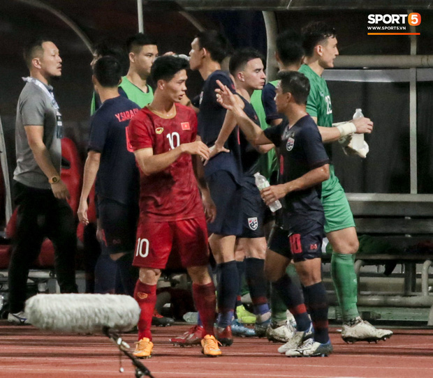 Công Phượng trò chuyện, nắm chặt tay Messi Thái Lan trước những cái nhìn kỳ lạ của đồng đội-2