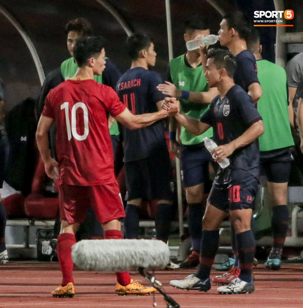 Công Phượng trò chuyện, nắm chặt tay Messi Thái Lan trước những cái nhìn kỳ lạ của đồng đội-3