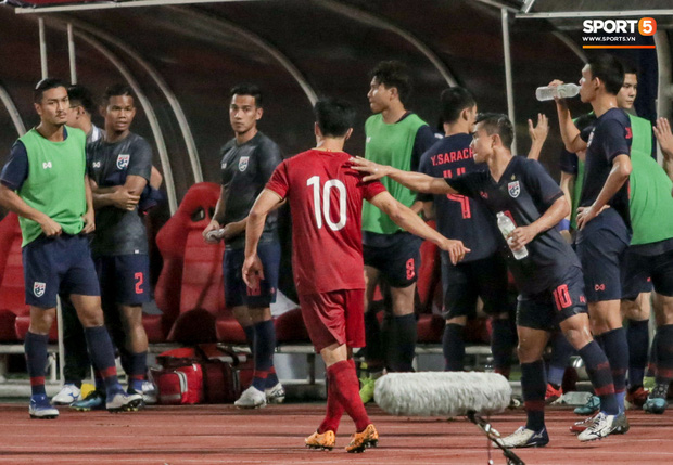 Công Phượng trò chuyện, nắm chặt tay Messi Thái Lan trước những cái nhìn kỳ lạ của đồng đội-4