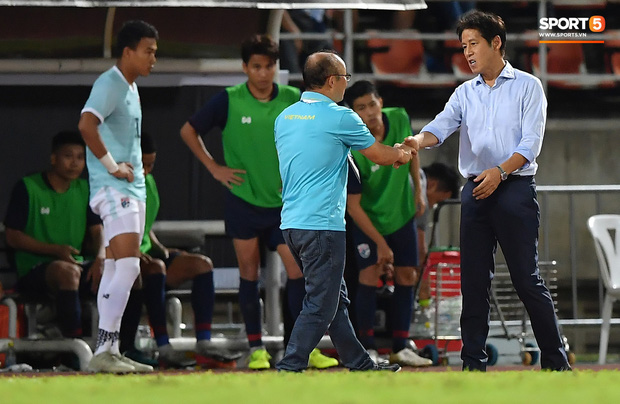 Công Phượng trò chuyện, nắm chặt tay Messi Thái Lan trước những cái nhìn kỳ lạ của đồng đội-6
