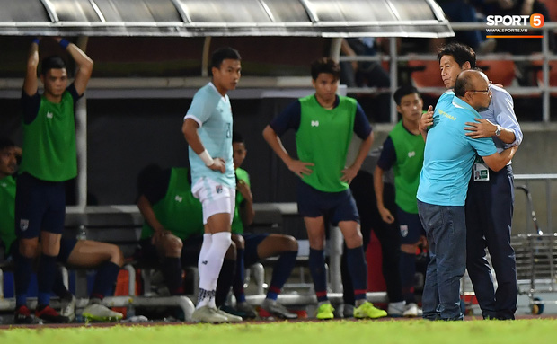 Công Phượng trò chuyện, nắm chặt tay Messi Thái Lan trước những cái nhìn kỳ lạ của đồng đội-7