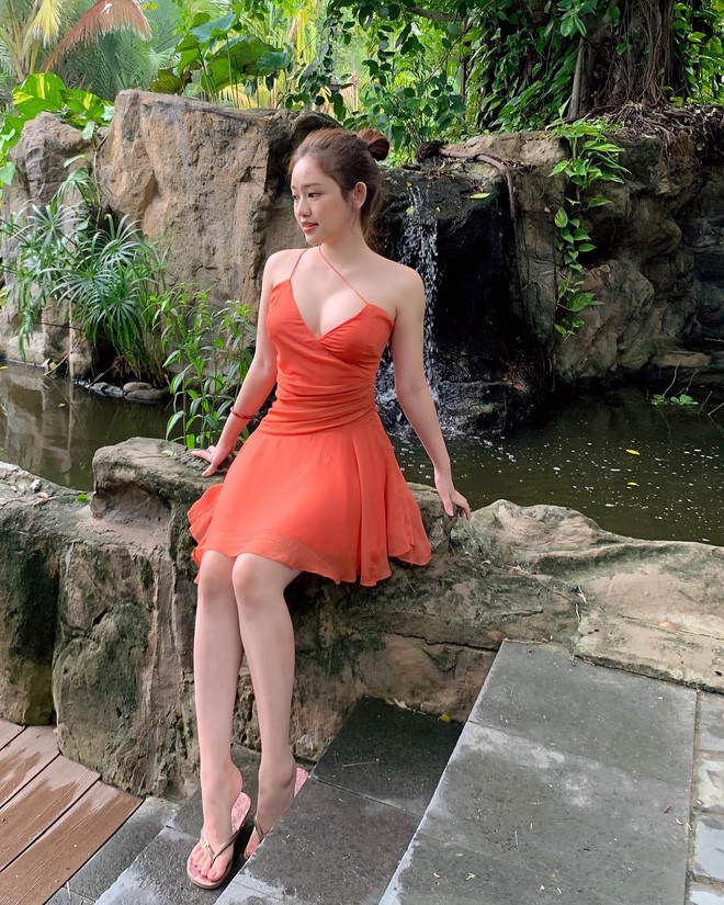 Thúy Vi đụng hàng Lisa (Black Pink): khi ngực khủng trễ nải cũng không sang bằng bức tường kín đáo-1