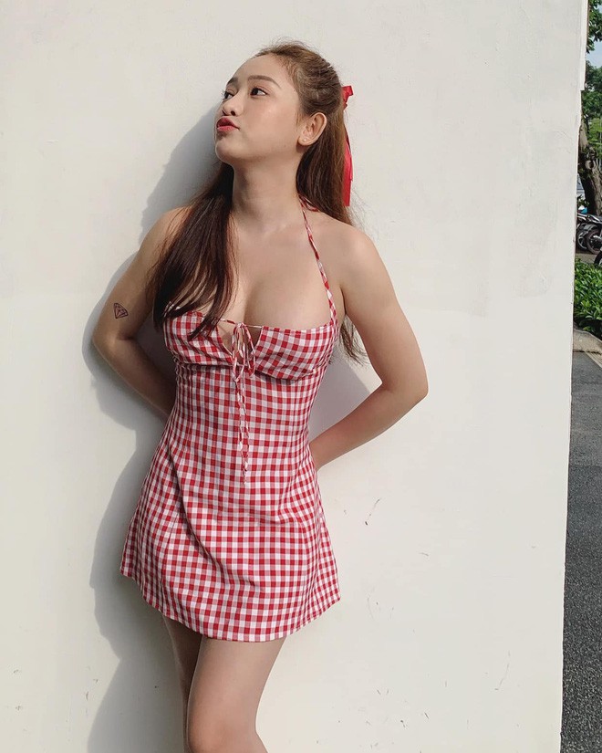 Thúy Vi đụng hàng Lisa (Black Pink): khi ngực khủng trễ nải cũng không sang bằng bức tường kín đáo-3