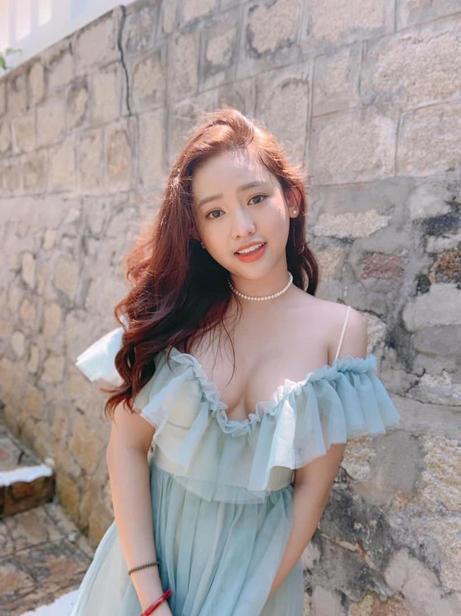 Thúy Vi đụng hàng Lisa (Black Pink): khi ngực khủng trễ nải cũng không sang bằng bức tường kín đáo-4