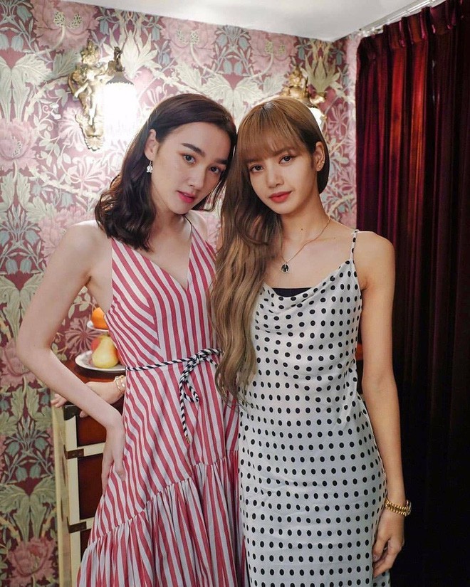 Thúy Vi đụng hàng Lisa (Black Pink): khi ngực khủng trễ nải cũng không sang bằng bức tường kín đáo-7