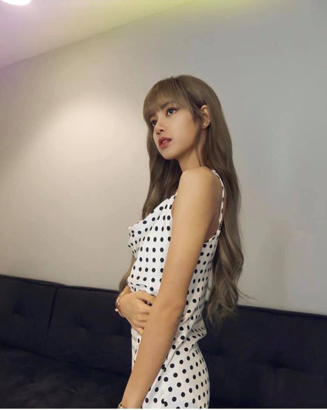 Thúy Vi đụng hàng Lisa (Black Pink): khi ngực khủng trễ nải cũng không sang bằng bức tường kín đáo-9