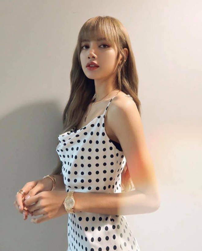 Thúy Vi đụng hàng Lisa (Black Pink): khi ngực khủng trễ nải cũng không sang bằng bức tường kín đáo-8