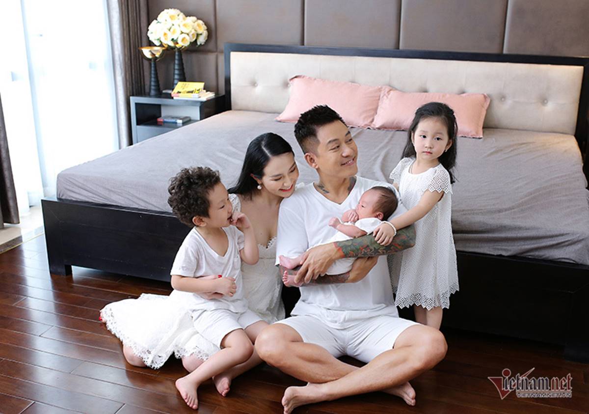 Khoảnh khắc ngọt ngào của Tuấn Hưng bên vợ và 3 con-4