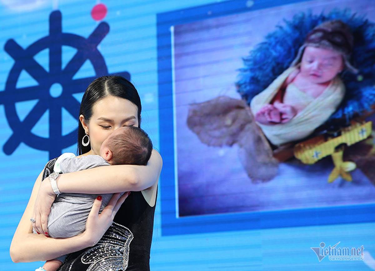 Khoảnh khắc ngọt ngào của Tuấn Hưng bên vợ và 3 con-7