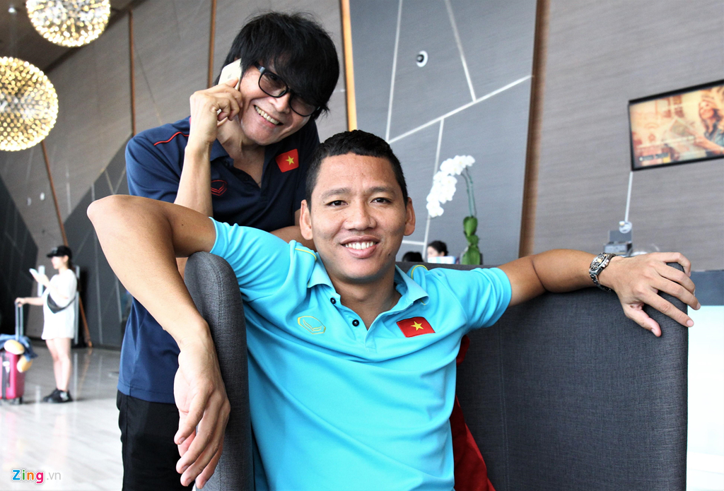 Tuấn Anh cười tươi khi chia tay Đặng Văn Lâm-2