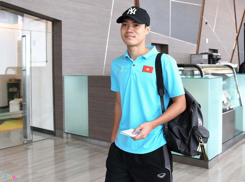 Tuấn Anh cười tươi khi chia tay Đặng Văn Lâm-3