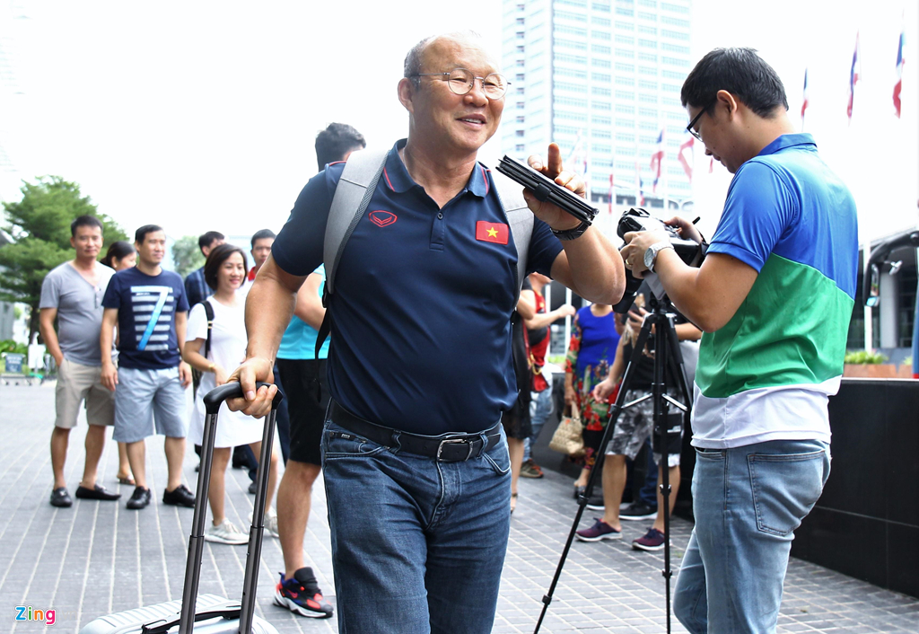 Tuấn Anh cười tươi khi chia tay Đặng Văn Lâm-9