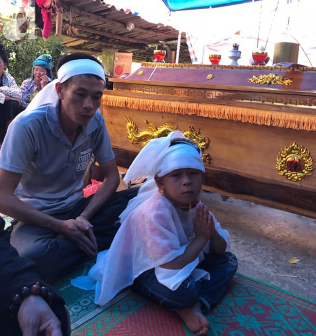 Đám tang đẫm nước mắt của 2 mẹ con sản phụ chết bất thường ở bệnh viện Sơn La: Bé trai 6 tuổi ngơ ngác ngồi bên linh cữu mẹ-3