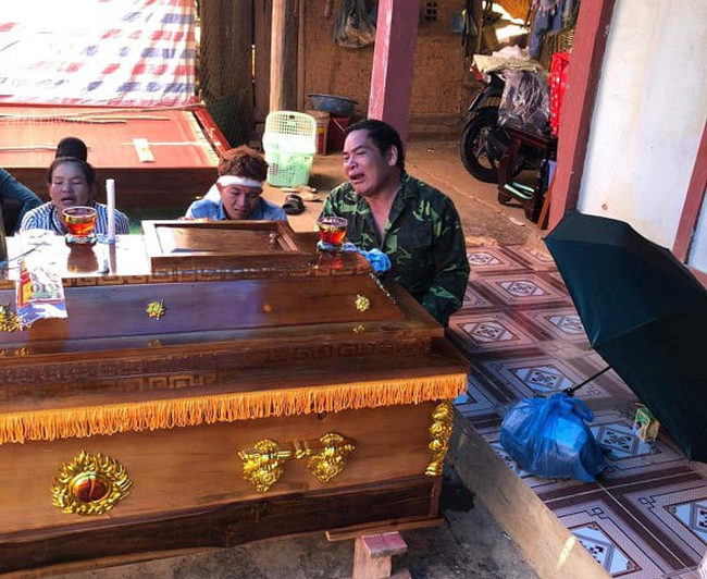 Đám tang đẫm nước mắt của 2 mẹ con sản phụ chết bất thường ở bệnh viện Sơn La: Bé trai 6 tuổi ngơ ngác ngồi bên linh cữu mẹ-6