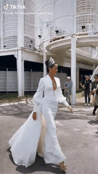 Diện váy xẻ ngực toang hoác, HHen Niê không chỉ khiến dân tình thót tim mà còn để lộ vòng 1 phổng phao bất thường-1