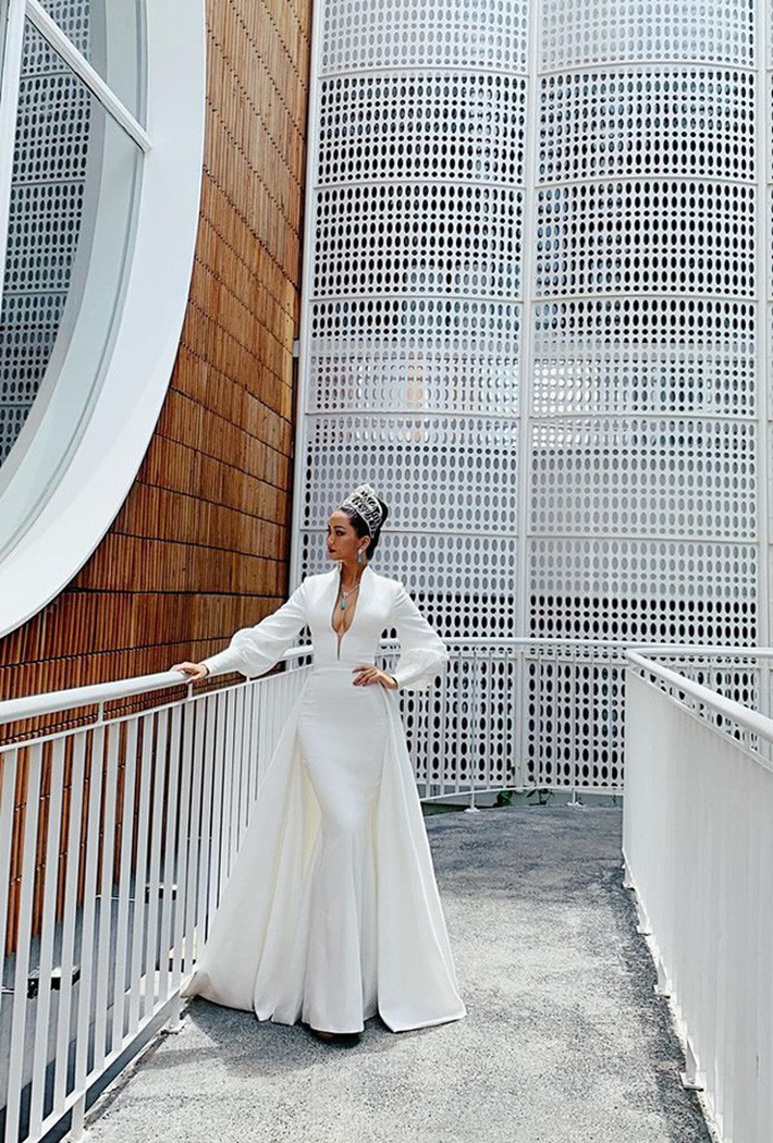 Diện váy xẻ ngực toang hoác, HHen Niê không chỉ khiến dân tình thót tim mà còn để lộ vòng 1 phổng phao bất thường-2