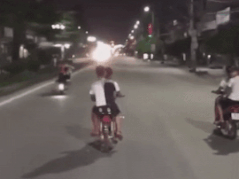 Nhóm thanh niên lái xe máy bốc đầu, lạng lách trong đêm