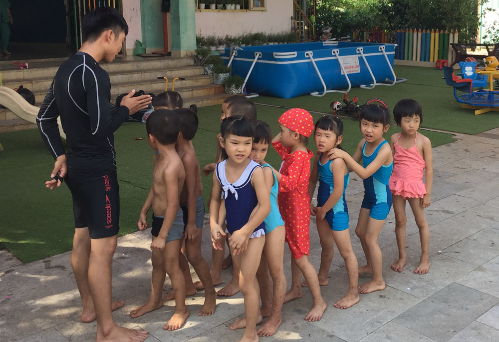 Em bé bị bỏ rơi lúc 2 ngày tuổi, 5 năm sau mẹ dẫn nhóm người giàu đến tìm-1