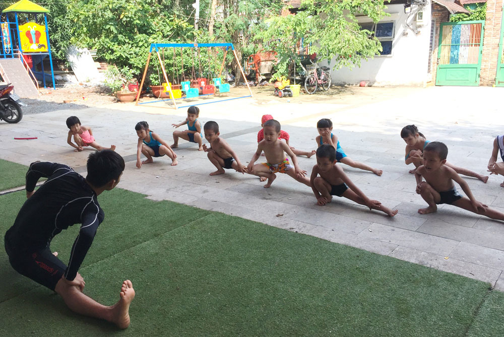 Em bé bị bỏ rơi lúc 2 ngày tuổi, 5 năm sau mẹ dẫn nhóm người giàu đến tìm-2