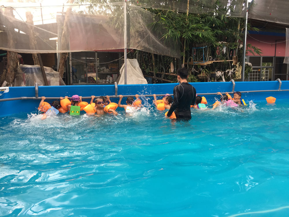 Em bé bị bỏ rơi lúc 2 ngày tuổi, 5 năm sau mẹ dẫn nhóm người giàu đến tìm-3