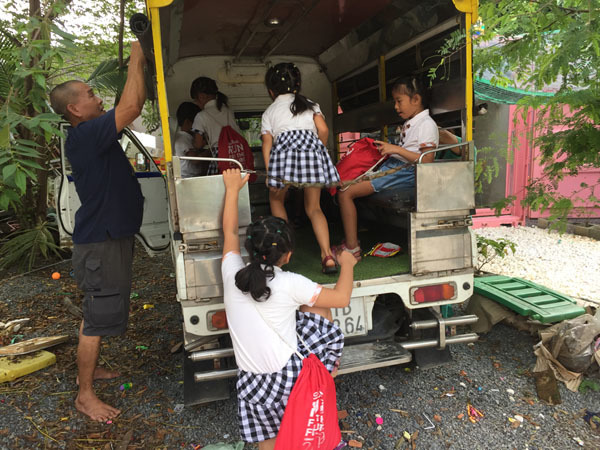 Em bé bị bỏ rơi lúc 2 ngày tuổi, 5 năm sau mẹ dẫn nhóm người giàu đến tìm-4