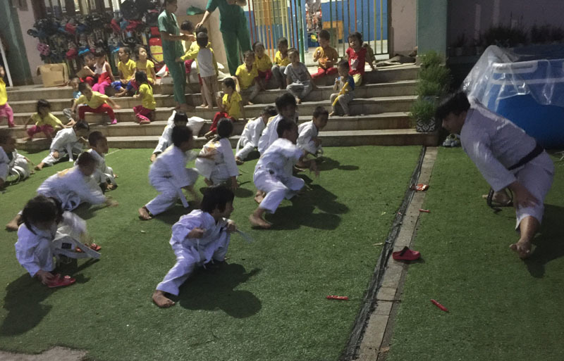 Em bé bị bỏ rơi lúc 2 ngày tuổi, 5 năm sau mẹ dẫn nhóm người giàu đến tìm-6