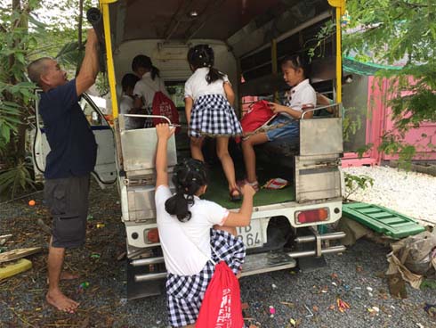 Cháu bé hơn một tuổi bị bỏ rơi trước cổng chùa kèm tờ giấy nhờ nuôi con hết đời, không vấn vương gì hết-2